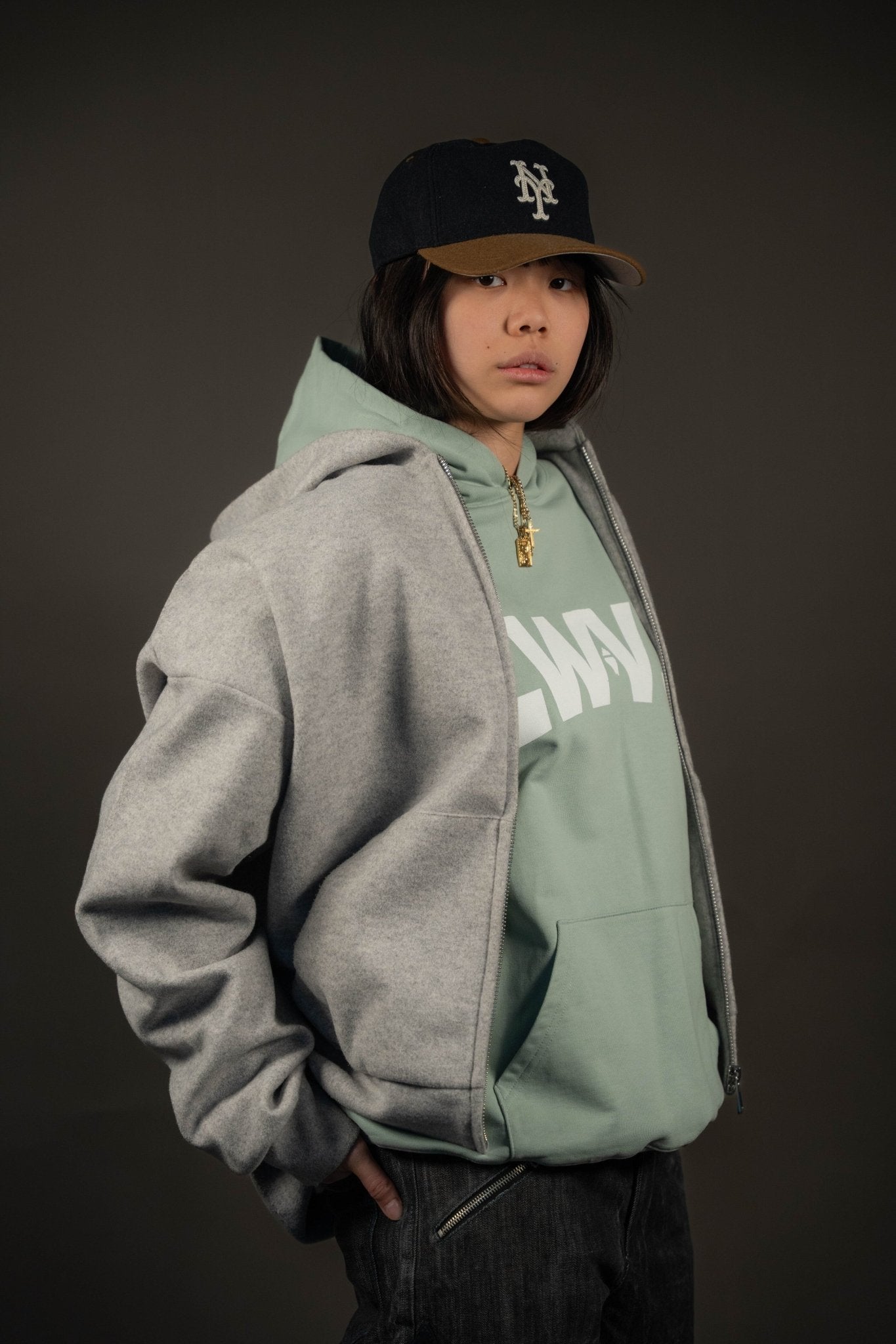 V2 ESSENTIAL CURVED LOGO ACQUAMARINE HOODIE