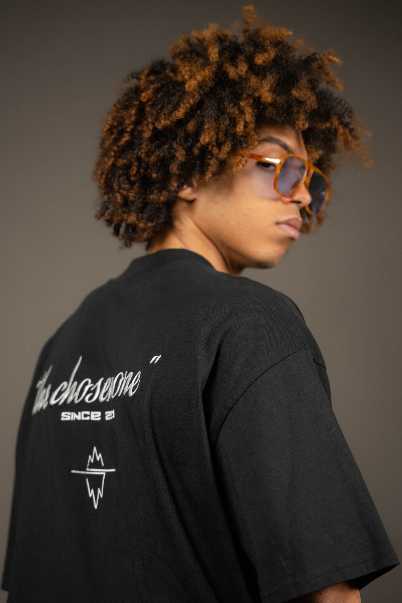 V2 ESSENTIAL CURVED LOGO ONYX TEE