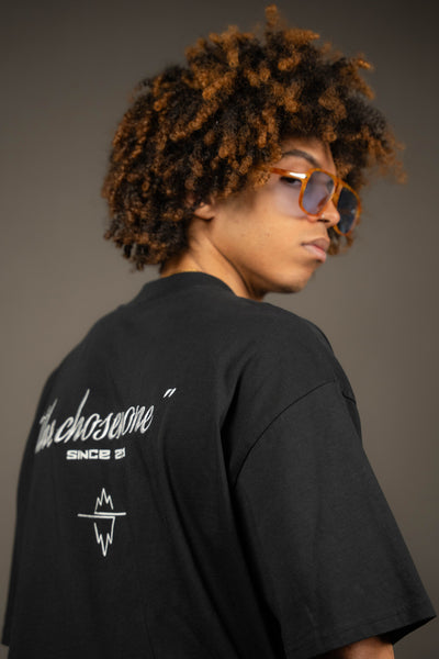 V2 ESSENTIAL CURVED LOGO ONYX TEE